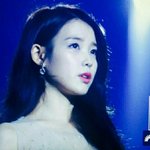 아이유 드레스 자태