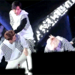 [EXO] 세훈 <b>목덜미</b> 쥐어뜯는 백현