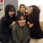 무대 <b>한켠</b>에서 흥 터진 여돌