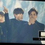 [EXO] 종인이랑 찬열이 우리 응<b>원봉</b> 보고 저러는거?