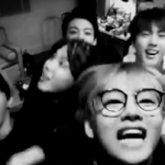 [방탄소년단] ㅅㄷ)아까 사진 <b>팔짱</b>