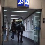 공항에서 <b>찬열이</b>가 보는 사진 맴찢ㅠㅠㅜ