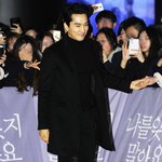 멀리서부터 돋보인 이목구비