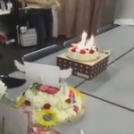 초에 불 <b>붙이</b>다 케이크까지 불 붙을뻔한 아이돌