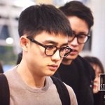 [도경수] 경수 출국하는데 안경썼됴