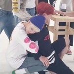 [방탄소년단] 방탄 노래 듣고있는데