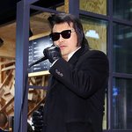 의리로 노래 부르고 <b>연탄</b> 나르고