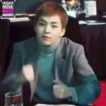 [시우민] 테이블 두들기며 카메라와 <b>밀당</b>하는 시우민