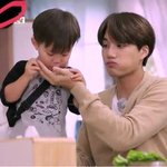 [EXO] <b>애기</b>가 고기 뱉으려고 하니까