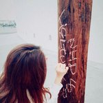 [방탄소년단] 나무에 <b>낙서</b>하는 노개념 손나은