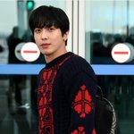 씨엔블루 정용화 공항 짤~ 여전히 미남이시네요~