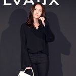 행사장 크리스탈의 럭셔리한 블라우스 패션~~