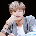 손잡고 <b>산책</b>하고 싶은 男 아이돌