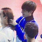[방탄소년단] 김태형 여아이돌 머리묶어줌