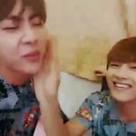 [방탄소년단] 태태가 <b>석진이</b> 볼만지는거 설레서
