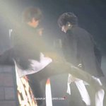 [방탄소년단] 형이 발로 차니까 <b>정색</b>하는 정국이