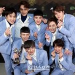 [시우민] <b>일간스포츠</b> 단체사진인데 시우민진짜 이뻐 ㅠㅠ