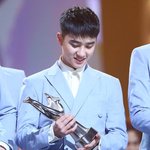 [EXO] 트로피 <b>은색</b>이었니..? 금색일줄알았는데..