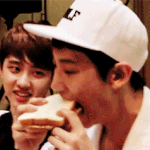 [EXO] 아침 먹는 아들을 <b>흐뭇</b>한 모습으로 지켜보는 엄마
