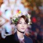 <b>화관</b> 쓴 아이돌 싱그러운 미모