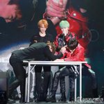 [방탄소년단] 누가<b>책상다리</b>좀치워주라