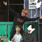 [방탄소년단] 석진이가 짐니 <b>목마</b>태워줌ㅋㅋㅋㅋ