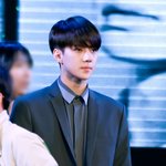 [EXO] 이때까지만 해도 <b>몸통</b>이 종잇장 같았는데