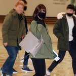 혜리 공항패션, 가방에 뭐 묻히니까 더 지켜주고 싶잖아