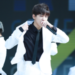 [세븐틴] 원우 옷 <b>목부분</b>에ㅋㅋㅋㅋㅋㅋㅋㅋ