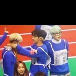 [방탄소년단] 홉이가 <b>몬이</b>한테 금메달 걸어줌 ㅠ
