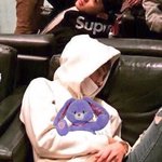 [시우민] 웅녀들 이것봐ㅋㅋㅋㅋㅋㅋ 잠자는 민서기 품에ㅋㅋㅋㅋ