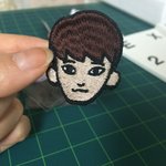 [EXO] 야 이거 교복 <b>조끼</b>에 달고다니면 이상할거같냐