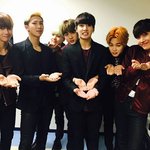 [방탄소년단] 우리가 무슨 <b>존재</b>인지 궁금해하지 않아도돼