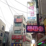 길 하나를 사이에 두고 너무나 다른 세상이 <b>공존</b>하는 곳