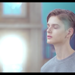 [드루와] 이 남자 누군지 아는 사람 ㅠ