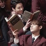 [방탄소년단] ㅇㄴ ㅋㅋㅋㅋ김태형표정이랑 책제목 ㅋㅋㅋ