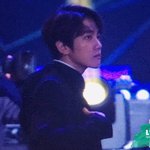 [백현] 시상식에서 <b>재킷</b>은 벗었다 다시 입어줘야...
