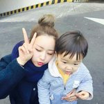 [에이핑크] 애기가 애기를 안고있네