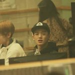 [EXO] 틧터헤더에 8명만있는사진 달고다니면 9충들이<b>시비</b>검?