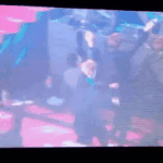 [EXO] 갑자기 <b>비가</b>오는바람에 널어놓은 빨래를걷고있다