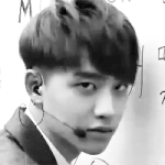 [EXO] 둘이 <b>칠판</b>에 나와서 쓰다가 눈 마주 쳤을때