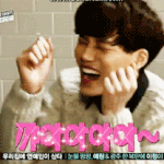 [EXO] 종인이가 우리집 <b>막둥이</b>를 보며 귀여워한다