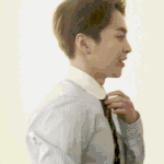 [EXO] 출근하는 <b>남편</b>이 거울을 보먀 <b>혼자</b> 넥타이릂 메고있다