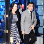 손 꼭 잡고 나타난 이범수이윤진 부부