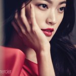 쨍한 입술 컬러도 잘 어울리는 <b>천우희</b>