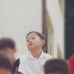 [EXO] 유치원 단체사진을 찍고있는곳 앞을 지나가는중