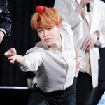 [방탄소년단] 이날 지민이 옷도 넘나 예쁘고 <b>행동</b>도 넘나 귀여운