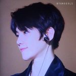 [백현] 어제 백현이 마이크흔들며 인사하는거ㅋ