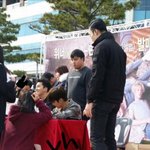 무릎 꿇고 싸인받는 <b>팬</b>한테 무릎 꿇고 싸인해준 아이돌