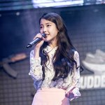 오랜만에 무대에서 보는 아이유